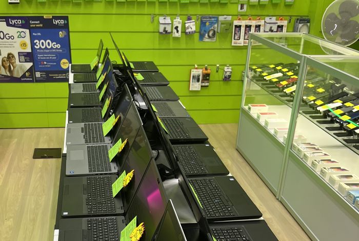 Rangée d'ordinateurs portables reconditionnés en rayon